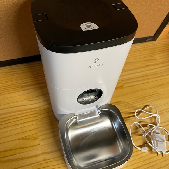 Petlibro auto feeder - Picture 2 of 5